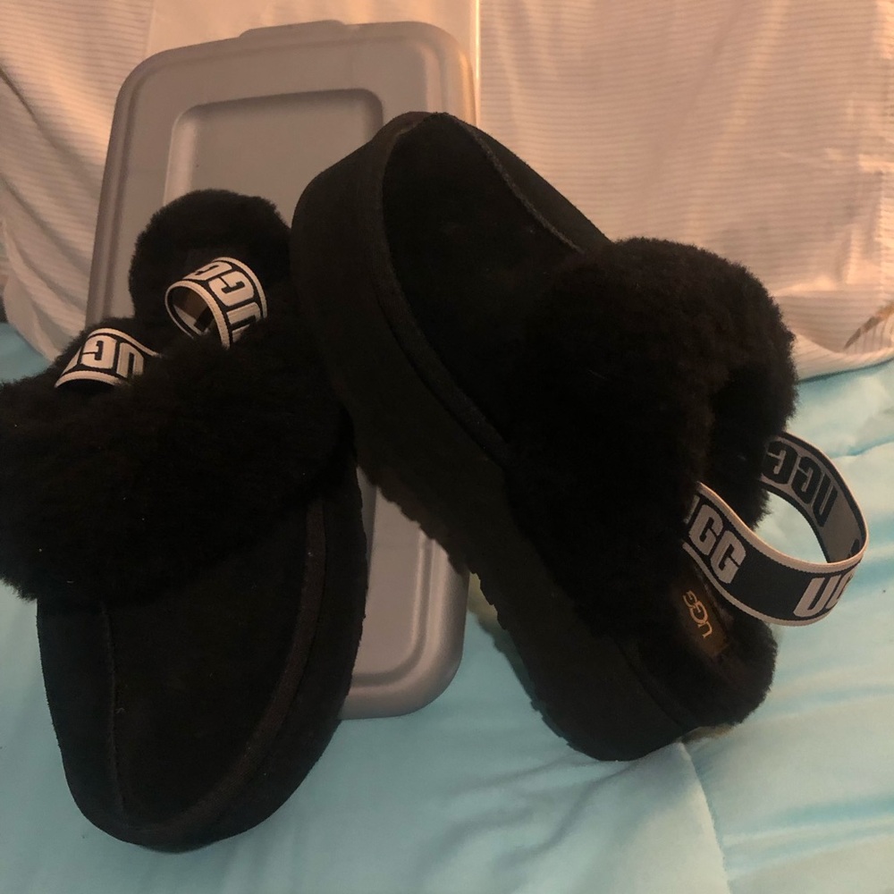 UGG Woman’s Black Fluffy Slippers